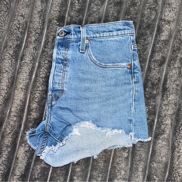 Levi’s high rise shorts - Picture 6 of 9